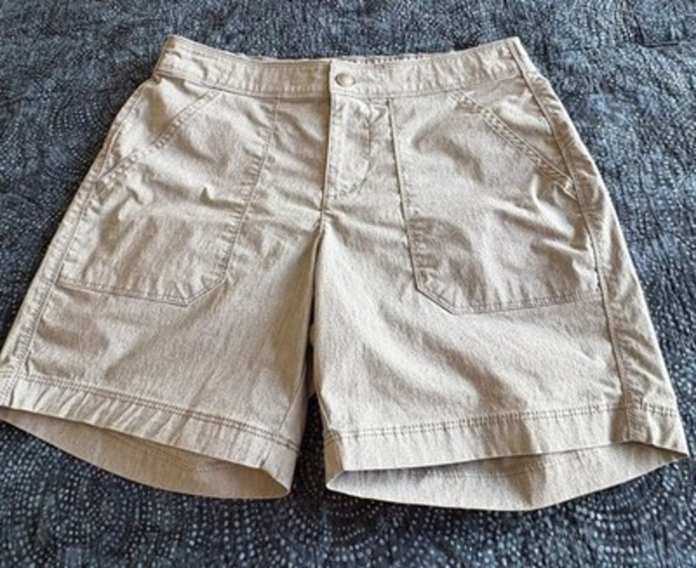 Columbia Women's Gray Chino Shorts Size 8 Mid Rise 6" Inseam Nylon Pockets